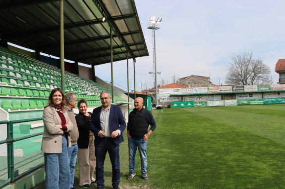 Imagen de la noticia:La Xunta impulsa la mejora de la eficiencia energética en el campo de fútbol 'O Espiñedo' de O Carballiño con una aportación...