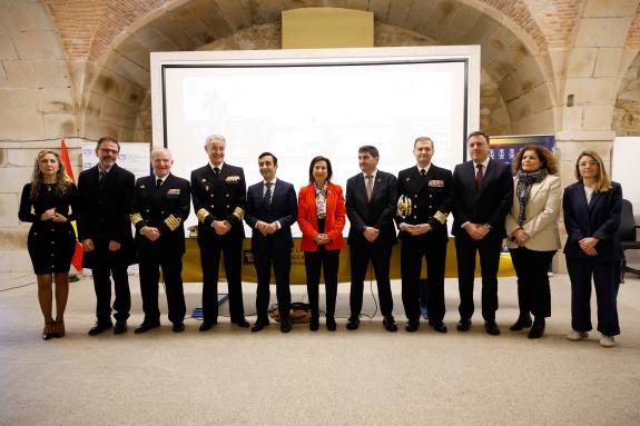 Imagen de la noticia:Martina Aneiros asiste a la firma del protocolo de colaboración entre Defensa y el ayuntamiento para las actuaciones del pla...