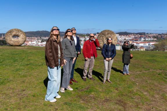 Imagen de la noticia:Ángeles Vázquez presencia el eclipse parcial de sol desde la Cidade da Cultura, en Santiago de Compostela