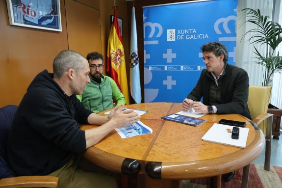 Imaxe da nova:Javier Arias reúnese con membros da Asociación Deportiva ‘3 Cumios’