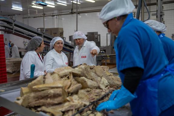 Imagen de la noticia:Ana Ortiz destaca la innovación y competitividad de Conservas Cerqueira como referencia del sector en Vigo