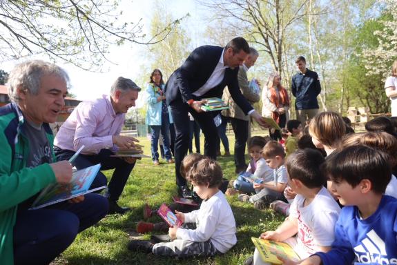 Imaxe da nova:López Campos considera “clave” o papel da literatura en galego entre os máis novos para “facer medrar o número de lectores e de fal...