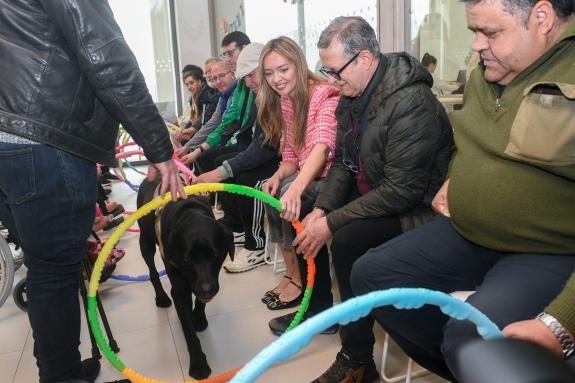 Imagen de la noticia:Fabiola García felicita a la residencia de mayores del Castiñeiriño por organizar actividades que ayudan a los usuarios a me...