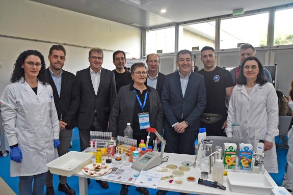 Imagen de la noticia:Román Rodríguez felicita a los centros ourensanos por la calidad de las iniciativas expuestas en la Feria y Espacio de Innov...