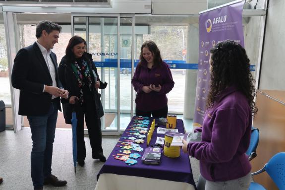 Imaxe da nova:Arias apoia a campaña informativa que desenvolve Afalu diante da sede da Xunta en Lugo
