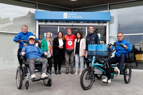 Imaxe da nova:A Xunta entrega á Asociación Discamino dous novos triciclos adaptados para persoas con discapacidade