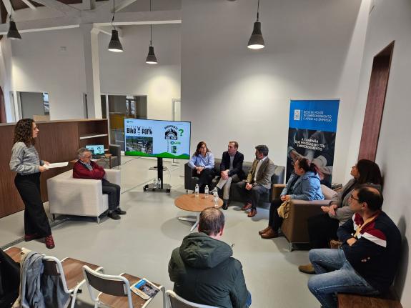 Imagen de la noticia:La Xunta promueve en el ayuntamiento de As Neves la conexión entre el tejido emprendedor y las oportunidades que ofrece el t...