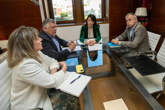 Imagen de la noticia:La conselleira de Vivenda e Planificación de Infraestruturas y el alcalde de Sanxenxo analizan propuestas para incrementar e...