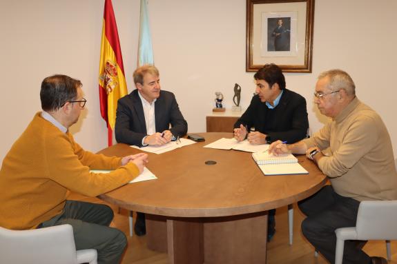 Imagen de la noticia: El delegado territorial de la Xunta se reúne con los representantes de la asociación Ourensividad