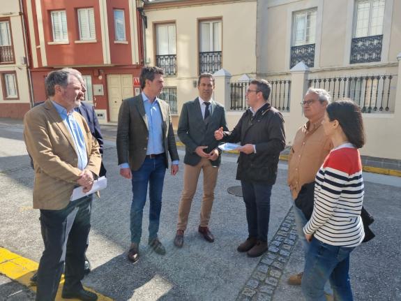 Imagen de la noticia:La Consellería do Mar y el Ayuntamiento de Ribadeo firman el convenio para la reforma de la calle Buenos Aires, en el acceso...