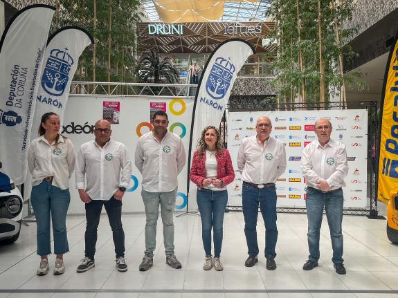 Imaxe da nova:Martina Aneiros participa no centro comercial Odeón na presentación do cartel da 37ª edición do rally Cidade de Narón