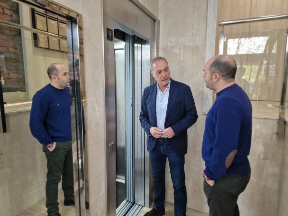 Imagen de la noticia:Agustín Reguera visita un edificio de Pontevedra que instaló un elevador gracias a una ayuda de 135.000 € de la Xunta