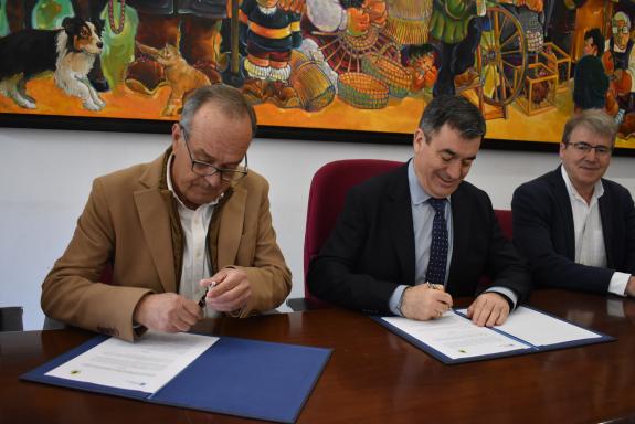 Imagen de la noticia:Román Rodríguez anuncia una nueva inversión de 650.000 € para mejorar las instalaciones del colegio Calvo Sotelo de O Carbal...