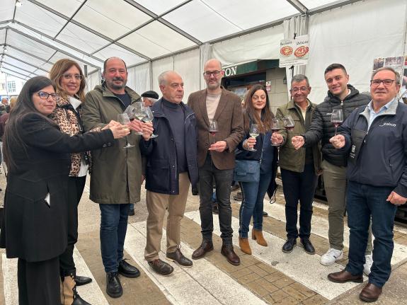 Imaxe da nova:A Xunta enxalza o bo facer do sector vitivinícola da Ribeira Sacra e a importancia do enoturismo como un dos atractivos do Destino ...