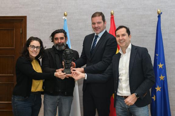 Imaxe da nova:López Campos recibe os directores galegos de ‘Cafuné’, premio Goya á mellor curtametraxe de animación