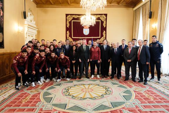 Imaxe da nova:Rueda recibe aos xogadores e ao equipo directivo do Pontevedra CF tras o seu ascenso a Primeira RFEF