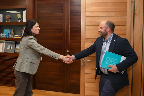 Imaxe da nova:A conselleira María Martínez Allegue mantén un encontro de traballo co alcalde de Rodeiro
