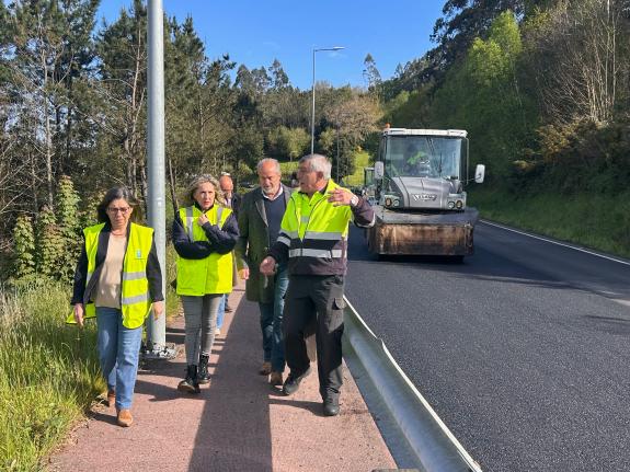 Imaxe da nova:Martina Aneiros supervisa os traballos de acondicionamento do firme que se están executando na estrada autonómica AC-110, en As Som...