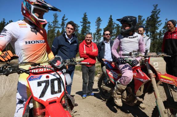 Imagen de la noticia:Javier Arias mantiene un encuentro con Rubén Fernández y Daniela Guillén, que ya entrenan en Lugo para el Gran Premio de Esp...