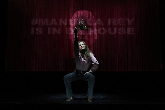 Imaxe da nova:O espectáculo do Centro Dramático Galego ‘Manuela Rey is In Da House’ regresa a Galicia para unha xira por oito escenarios