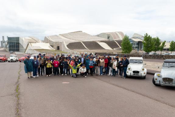 Imagen de la noticia: Xosé Merelles recibe al 2CV Club de Oporto que escogió Galicia como destino en su plan de eventos de 2025