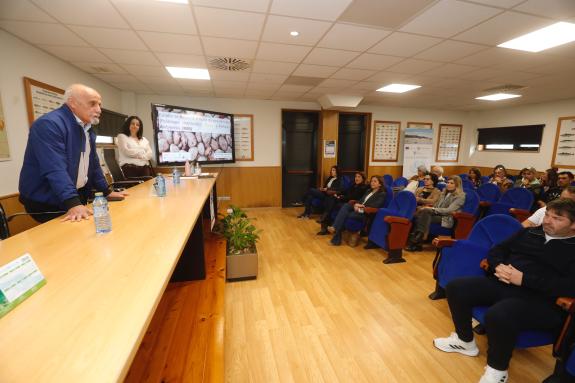 Imaxe da nova:Mar e o IMM-CSIC, en colaboración coa Confraría de Cangas, afondan no estudo da inmunidade da ameixa rubia fronte a factores ambien...