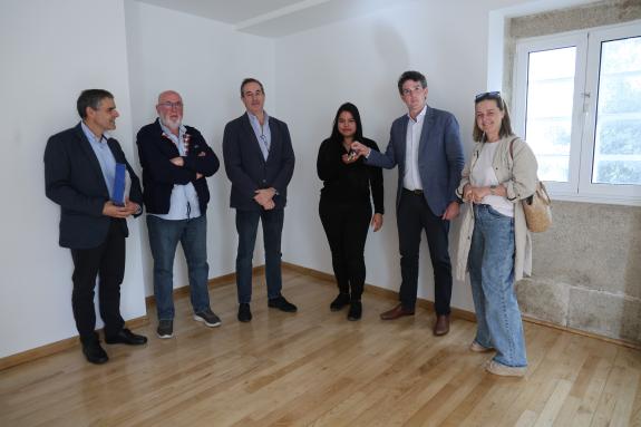 Imagen de la noticia:Javier Arias hace entrega de una vivienda de promoción pública en Vilalba