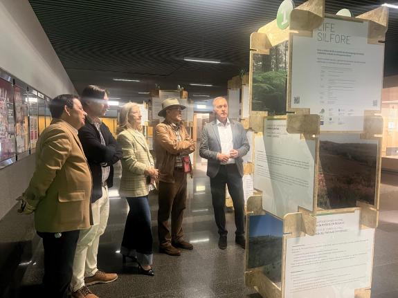 Imagen de la noticia:El delegado inaugura una exposición sobre las amenazas del cambio climático a los bosques atlánticos y subatlánticos que est...