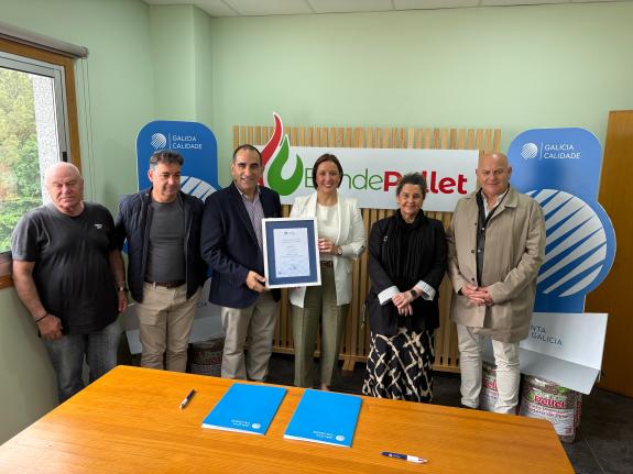 Imaxe da nova:Ana Méndez entrega o certificado de Galicia Calidade a BandePellet pola excelencia na produción de biomasa