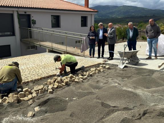 Imagen de la noticia:El delegado territorial de la Xunta supervisa las obras de humanización de la plaza de Picoutiños de Nogueiró, en el ayuntam...