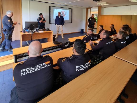 Imaxe da nova: O director xeral de Emerxencias e Interior visita aos participantes dun dos cursos de formación para axentes da UPA