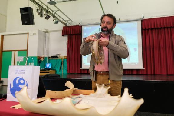 Imagen de la noticia:La Xunta presenta en Santiago de Compostela una nueva unidad didáctica del proyecto 'Artesanía en la Escuela'