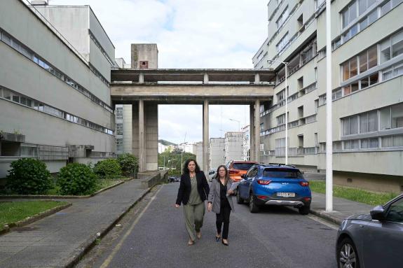 Imagen de la noticia: Belén do Campo supervisa la ejecución de la obra del edificio en la calle Tulipanes 15 en la que la Xunta invirtió casi 130...