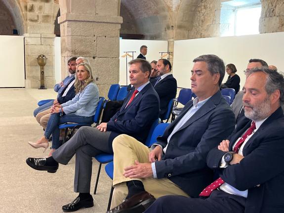 Imaxe da nova:Martina Aneiros asiste á unha mesa redonda sobre o desenvolvemento da industria de Defensa promovida por Cofer