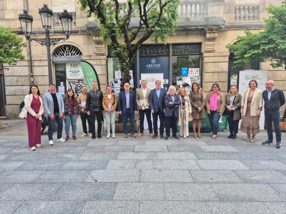 Imagen de la noticia:El delegado territorial de la Xunta visita una de las mesas de la colecta de la Asociación Española Contra el Cáncer