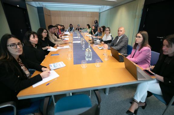 Imaxe da nova:A Xunta avanza na elaboración do II Plan galego contra a trata da man das entidades sociais para seguir avanzando na protección das...