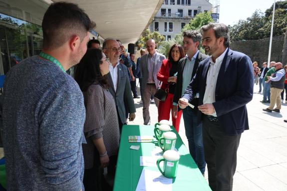 Imagen de la noticia:La explanada de la Delegación Territorial de la Xunta acogió una de las 23 mesas instaladas por la AECC de Lugo en el Día de...