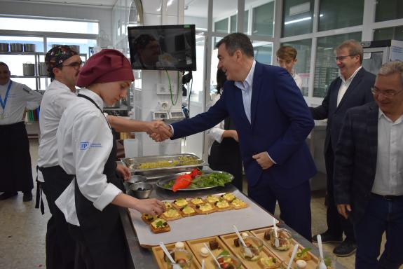 Imaxe da nova:Román Rodríguez destaca o novo edificio do CIFP Vilamarín como unha oportunidade para que o centro continúe medrando como referente...