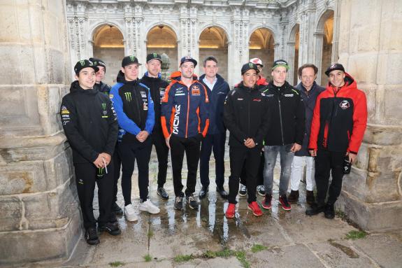 Imaxe da nova:Pilotos do Mundial de motocross protagonizan en Lugo un encontro cos afeccionados previo á competición que patrocina a Xunta