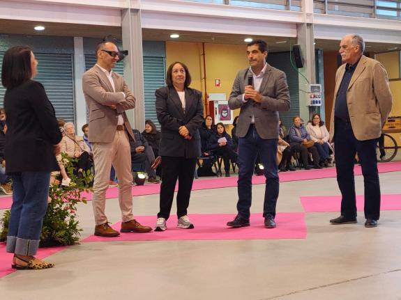 Imagen de la noticia:La Xunta colabora en Arzúa en el desfile de moda del municipio en su apuesta por la dinamización y revitalización del comerc...
