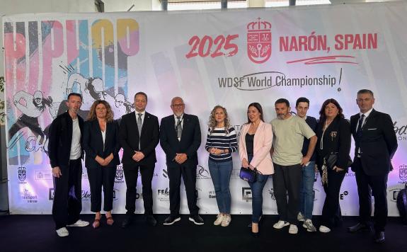 Imaxe da nova:A delegada da Xunta en Ferrol participa na entrega de premios do I Campionato do Mundo de hip-hop coreográfico disputado esta fin d...