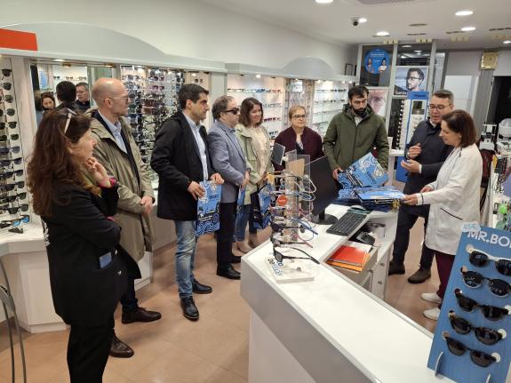 Imaxe da nova:A Xunta salienta o labor inclusivo do tecido comercial de Ribadeo con lanzamento das novas bolsas braille