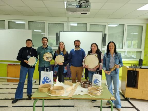 Imaxe da nova:A Xunta amosa en Vila de Cruces o oficio da construción de instrumentos musicais no marco do seu proxecto ‘Artesanía na escola’