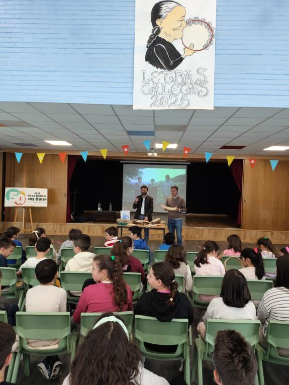 Imaxe da nova:A Xunta achega a escolares de Forcarei os oficios tradicionais artesanais a través do proxecto ‘Artesanía na escola’