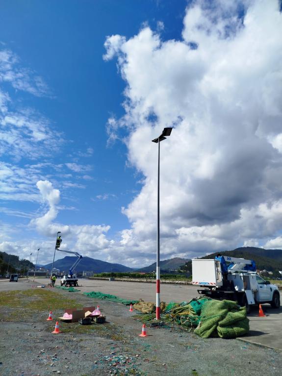 Imagen de la noticia:La Xunta de Galicia invierte 95.000 euros en la renovación de las luminarias del puerto de Viveiro con tecnología LED de alt...