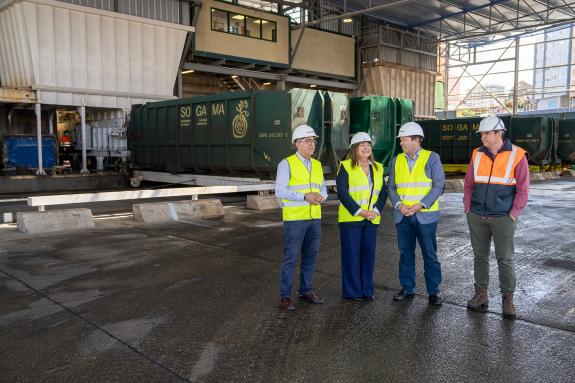 Imagen de la noticia:La delegada de la Xunta en Vigo y el presidente de Sogama supervisan las obras de remodelación de la planta de transferencia...