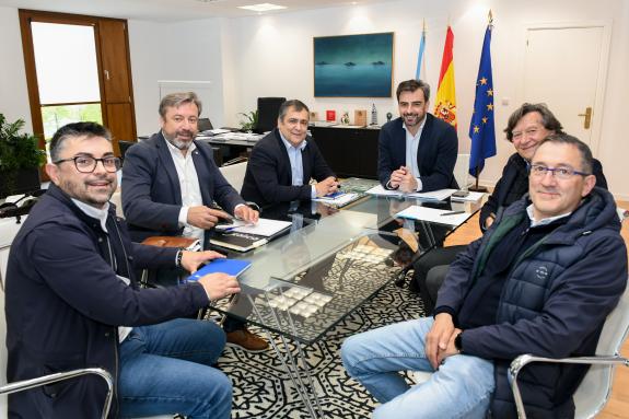 Imaxe da nova:Diego Calvo mantén un encontro de traballo cos alcaldes de Cualedro e Monterrei