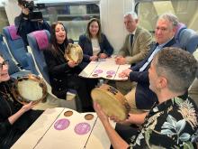 A Xunta e Renfe festexan as Letras Galegas nos trens e estacións de ferrocarrís 