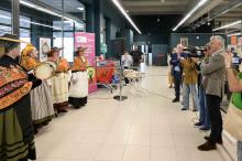 A Xunta e Vegalsa-Eroski festexan as letras galegas cunha campaña que homenaxea as cantareiras