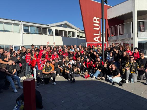 Imaxe da nova:O secretario xeral para o deporte asiste á final da EHF European Cup Women na que o Porriño acadou o subcampeonato de Europa